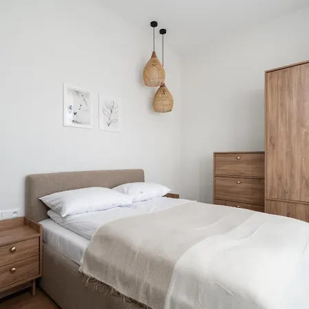 Stylish Beige With One Bedroom And Parking In By Renters Appartamento *